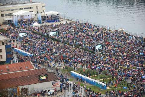 Mladi na kiši čekaju euharistijsko slavlje