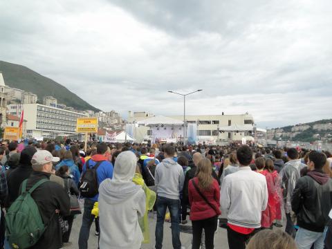 Mladi na svetoj misi